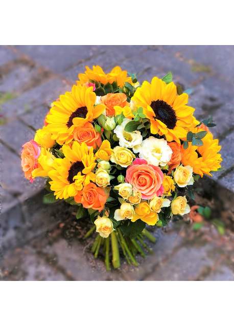 Gėlių puokštė su saulėgrąžomis, rožėmis ir eustomomis